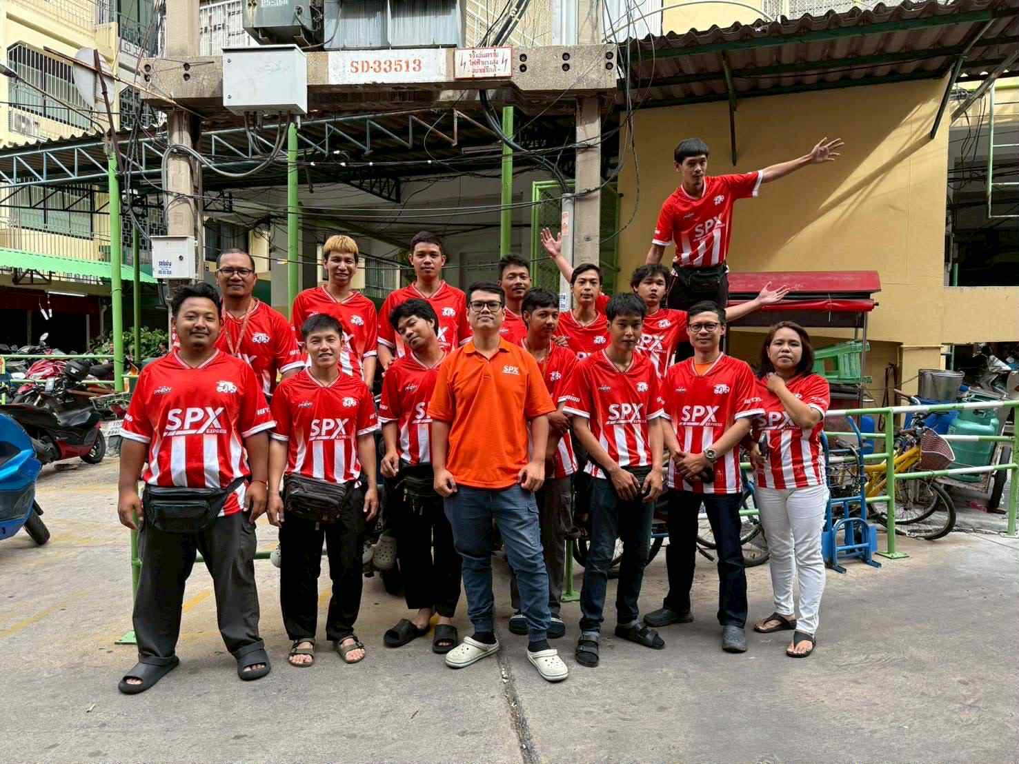 ทีมลายแดงถ่ายภาพหมู่